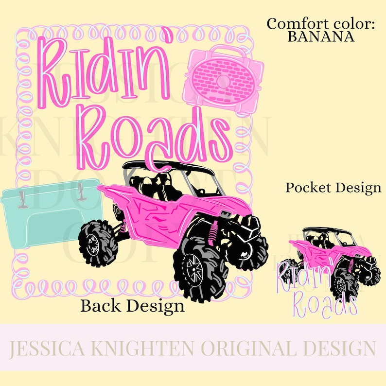 Puede incluir: Dise&ntilde;o gr&aacute;fico con un veh&iacute;culo todoterreno rosa con ruedas y detalles en negro. Las palabras "Ridin Roads" est&aacute;n en escritura rosa, junto con una nevera port&aacute;til, un radiocasete y el texto "Back Design" y "Pocket Design". El fondo es amarillo claro.