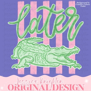 Puede incluir: Ilustraci&oacute;n caprichosa con la palabra "later" en escritura verde sobre un caim&aacute;n verde. El fondo tiene rayas rosas sobre un fondo violeta. La parte inferior de la imagen tiene el texto "Jessica Knighten ORIGINAL DESIGN" en rosa.