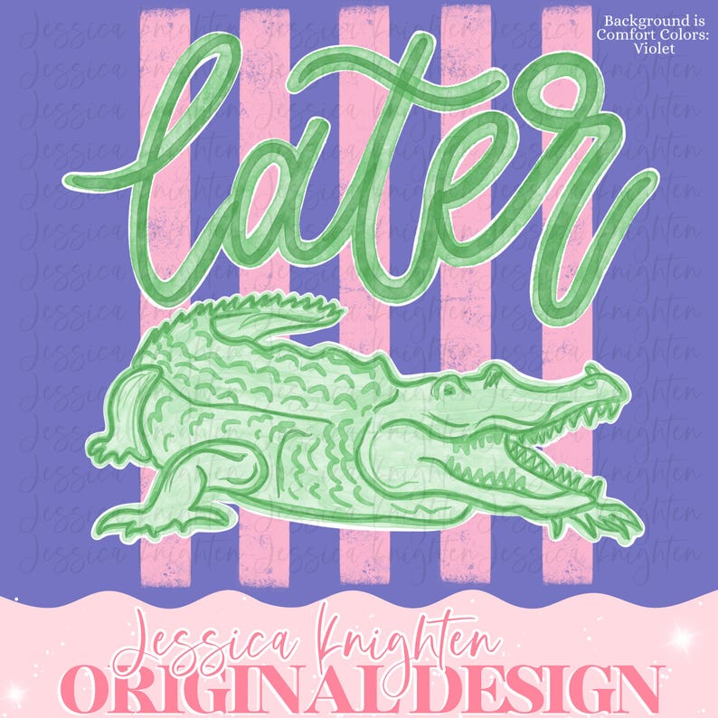 Puede incluir: Ilustraci&oacute;n caprichosa con la palabra "later" en escritura verde sobre un caim&aacute;n verde. El fondo tiene rayas rosas sobre un fondo violeta. La parte inferior de la imagen tiene el texto "Jessica Knighten ORIGINAL DESIGN" en rosa.