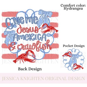 Puede incluir: Un dise&ntilde;o gr&aacute;fico con el texto "Give me Jesus America & crawfish" en azul y rojo, con cangrejos rojos y lazos azules. El dise&ntilde;o incluye un dise&ntilde;o de bolsillo y un dise&ntilde;o trasero.
