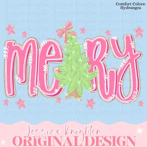 Puede incluir: Un diseño festivo con la palabra "MERRY" en letras rosas grandes con un contorno dorado, con un árbol de Navidad verde con un lazo rojo. Estrellas rosas están dispersas alrededor del texto sobre un fondo azul claro. El texto "Jessica Knighten ORIGINAL DESIGN" está en la parte inferior.