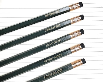 10 Matite Portafortuna Ispirazionali In 5 Colori | Regalini Simpatici E Originali Per Compleanni, Idee Regalo E Piccoli Pensieri