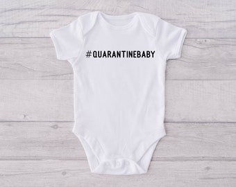 Peut inclure: Combinaison blanche pour bébé avec un texte noir qui dit "#QUARANTINEBABY".