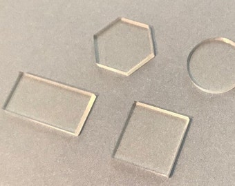 Peut inclure: Quatre formes en verre transparent : un hexagone, un cercle, un rectangle et un carré.