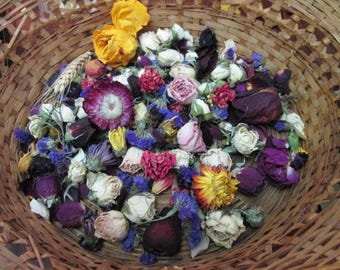 Confeti de boda con cabezas de flores secas, capullos de rosa baby y otros artículos para manualidades florales.