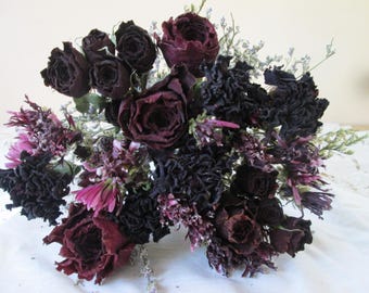 Ramo de flores negras, rosas secas y claveles