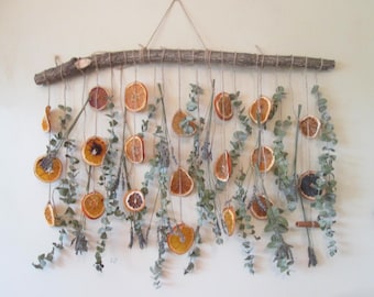 Arreglo floral colgante de pared con cítricos secos, lavanda y eucalipto.