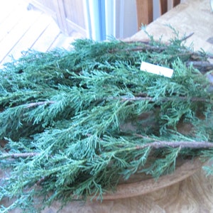 Frische Zedernzweige: Wacholderschnitt, Hochzeitsdeko