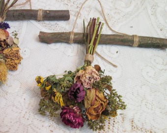 Décoration murale rustique avec fleurs séchées