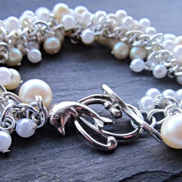 Mar burbujas racimo perlas pulsera con broche delfines