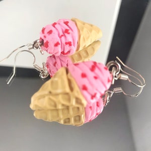 Oorbellen aardbeienijsje - bungelen - cadeau - verjaardag - jubileum - polymeerklei - ijs - uniek - voedselsieraden - miniatuur