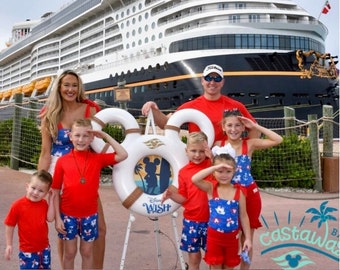 Imprimés croisière Disney à bord sur des maillots de bain familiaux assortis pour des aventures de plage inoubliables