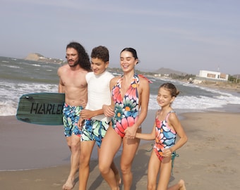 Costumi da bagno coordinati per tutta la famiglia con fiorellini da spiaggia personalizzati PRIMAVERA - Fioriscono insieme con stile