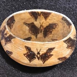 Maidu indische reine Korb ist sorgfältig von Hand bemalt auf leichtes Stück Von Gourd als tragbare Kunst getragen werden