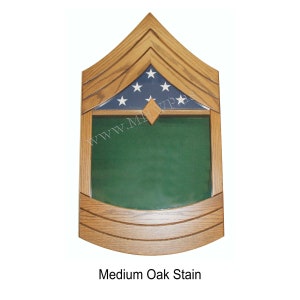 Puede incluir: Una caja de sombra de madera con un frente de vidrio y un respaldo de fieltro verde. La parte superior de la caja presenta una talla de madera de un insignia de rango de sargento con una pequeña bandera estadounidense. La caja está teñida en un color roble medio. "www.militaryplaques.com" está impreso en la caja.