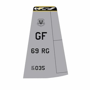 Può includere: Una deriva di coda grigia e nera con il testo "Northern Hawks" in giallo e nero. La deriva di coda ha anche un emblema in bianco e nero con una spada e un serpente. Il testo "GF 69 RG AF 08 035" è stampato sulla deriva di coda.