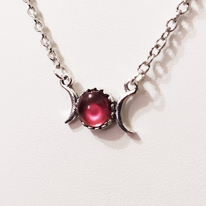 Kleiner Dreifachmond silber mit rotem Stein