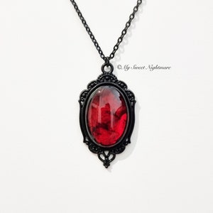 Gothic-Halskette mit transparentem Harz-Cabochon-Bluteffekt