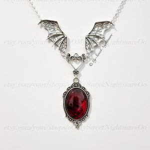 Halskette mit Cabochon in Blutoptik und Fledermausflügeln