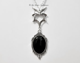 Colar Cabochão Preto com Asas de Morcego