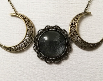 Collar de triple luna en bronce con cabujón negro perlado pintado a mano
