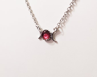 Pequeña triple luna de plata con piedra roja