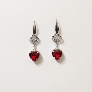 Orecchini con cuore rosso di cristallo in acciaio inox 316