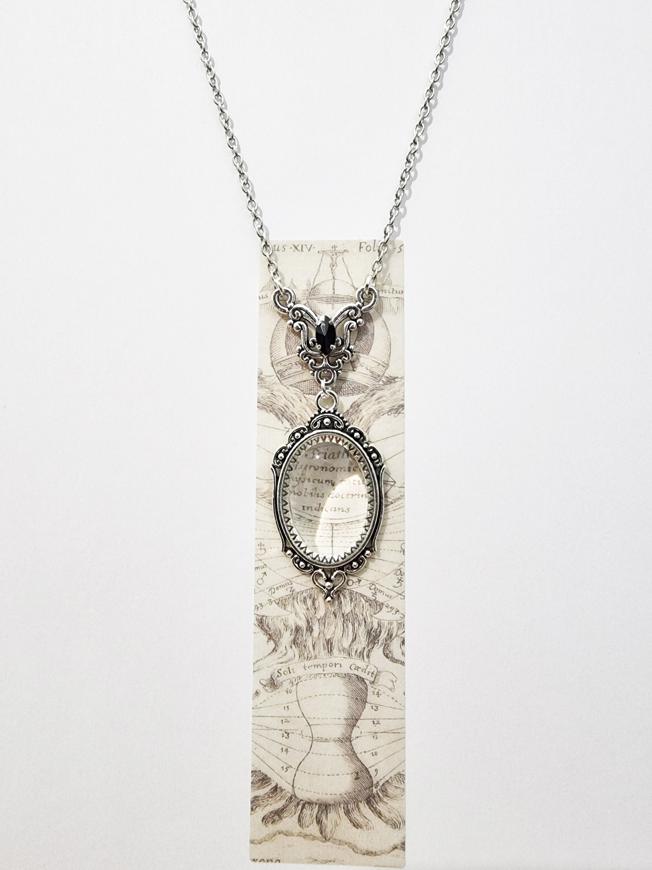 Collar con ojal de cristal negro y lupa plateada
