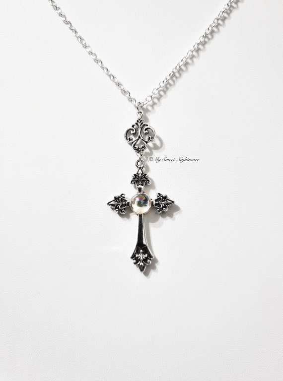 Collana con croce gotica placcata in argento