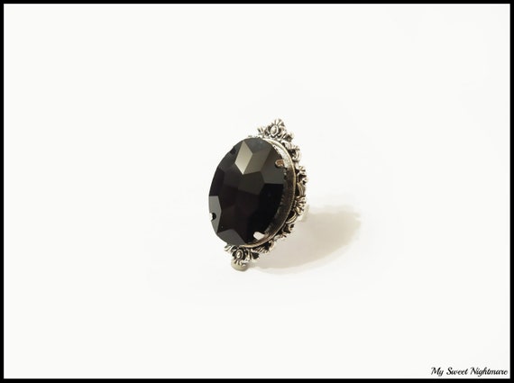 Anello gotico vittoriano con base argento in stile barocco e gemma nera