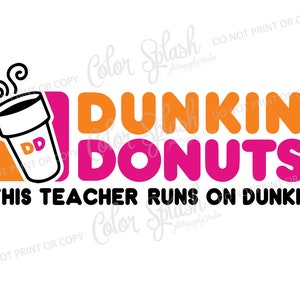 Könnte beinhalten: Ein pinkfarbenes und oranges Grafikdesign mit dem Text "Dunkin' Donuts" und "This Teacher Runs on Dunkin'". Auf der linken Seite des Designs befindet sich ein Cartoon-Bild eines Kaffeebechers mit Dampf, der aus der Oberseite aufsteigt.