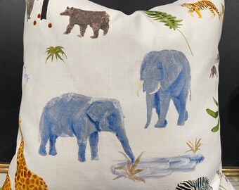 Kravet Couture Andrew Martin Noah Holly Frean Funda de almohada para interior y exterior Animales del Arca de Noé Ambos lados