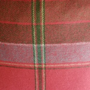 Puede incluir: Tela de cuadros rojos, verdes y crema con textura tejida.