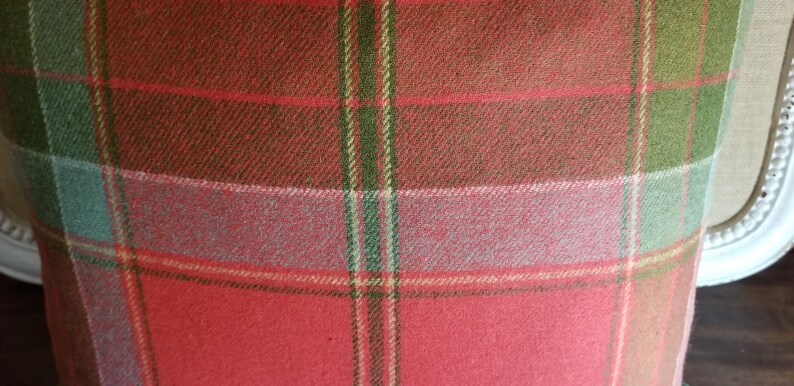 Puede incluir: Tela de cuadros rojos, verdes y crema con textura tejida.