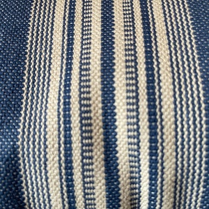 Puede incluir: Primer plano de una tela a rayas azules y blancas con textura tejida.