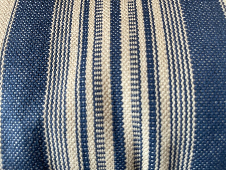 Puede incluir: Primer plano de una tela a rayas azules y blancas con textura tejida.