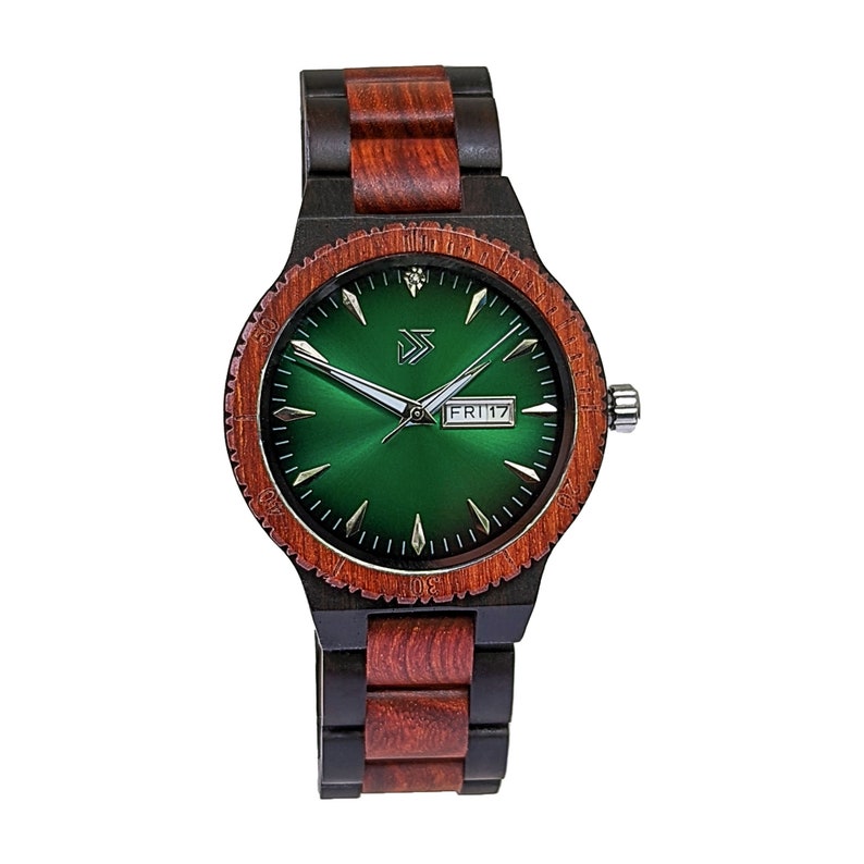 Peut inclure: Une montre-bracelet avec un cadran vert et un bracelet en bois noir et rouge. Le cadran de la montre comporte une fen&ecirc;tre de date qui affiche "FRI 17".