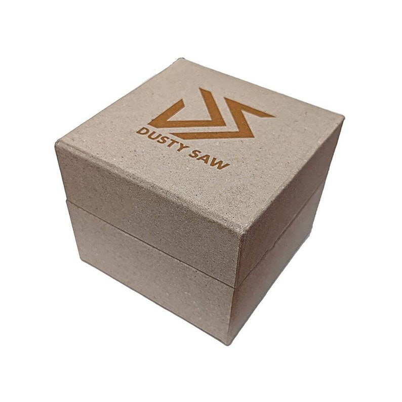 Peut inclure: Une bo&icirc;te en carton marron avec un logo qui dit "DUSTY SAW" en lettres dor&eacute;es. Le logo est un "S" stylis&eacute; avec une ligne diagonale qui le traverse.