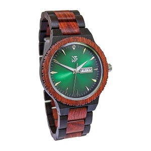 Peut inclure: Une montre-bracelet avec un cadran vert et un bracelet en bois noir et rouge. Le cadran de la montre pr&eacute;sente une aiguille des heures et des minutes argent&eacute;e, une fen&ecirc;tre de date affichant "FRI 17" et un marqueur en forme de diamant &agrave; la position 12 heures.
