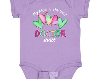 Body de bebé "Mi mamá es la mejor doctora del mundo" de Inktastic