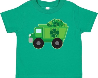 Camiseta infantil con diseño de camión volquete y trébol irlandés del Día de San Patricio de Inktastic