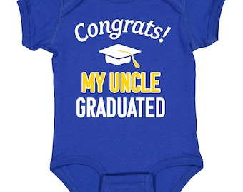 ¡Felicidades! Mi tío se graduó con birrete. Body de bebé de Inktastic.