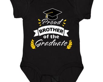 Graduación familiar. Orgulloso hermano del graduado. Body para bebé de Inktastic.