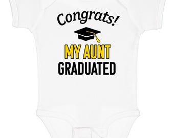 ¡Felicidades! Mi tía se graduó con birrete. Body de bebé de Inktastic.