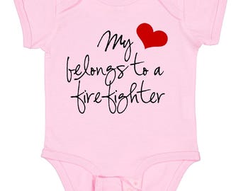Body de bebé "Mi corazón pertenece a" con diseño de bombero, de Inktastic.