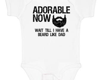 Body de bebé "Adorable ahora... Espera a tener barba como la de papá" de Inktastic