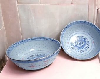 Paire de Jingdezhen chinois bleu et blanc translucide « Yeux de riz » en porcelaine avec dragon et boules flamboyantes Design 8,75 » Bols de service de légumes