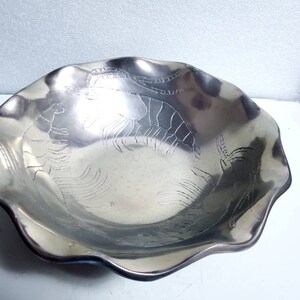 Peut inclure: Un bol de service en argent avec un bord festonn&eacute; et un motif en relief de crevettes.