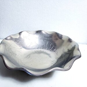 Peut inclure: Un bol de service en argent avec un bord festonn&eacute; et un motif en relief de crevettes.