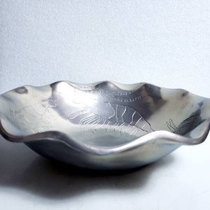 Peut inclure: Un bol de service en argent avec un bord ondul&eacute; et un motif en relief de homards.